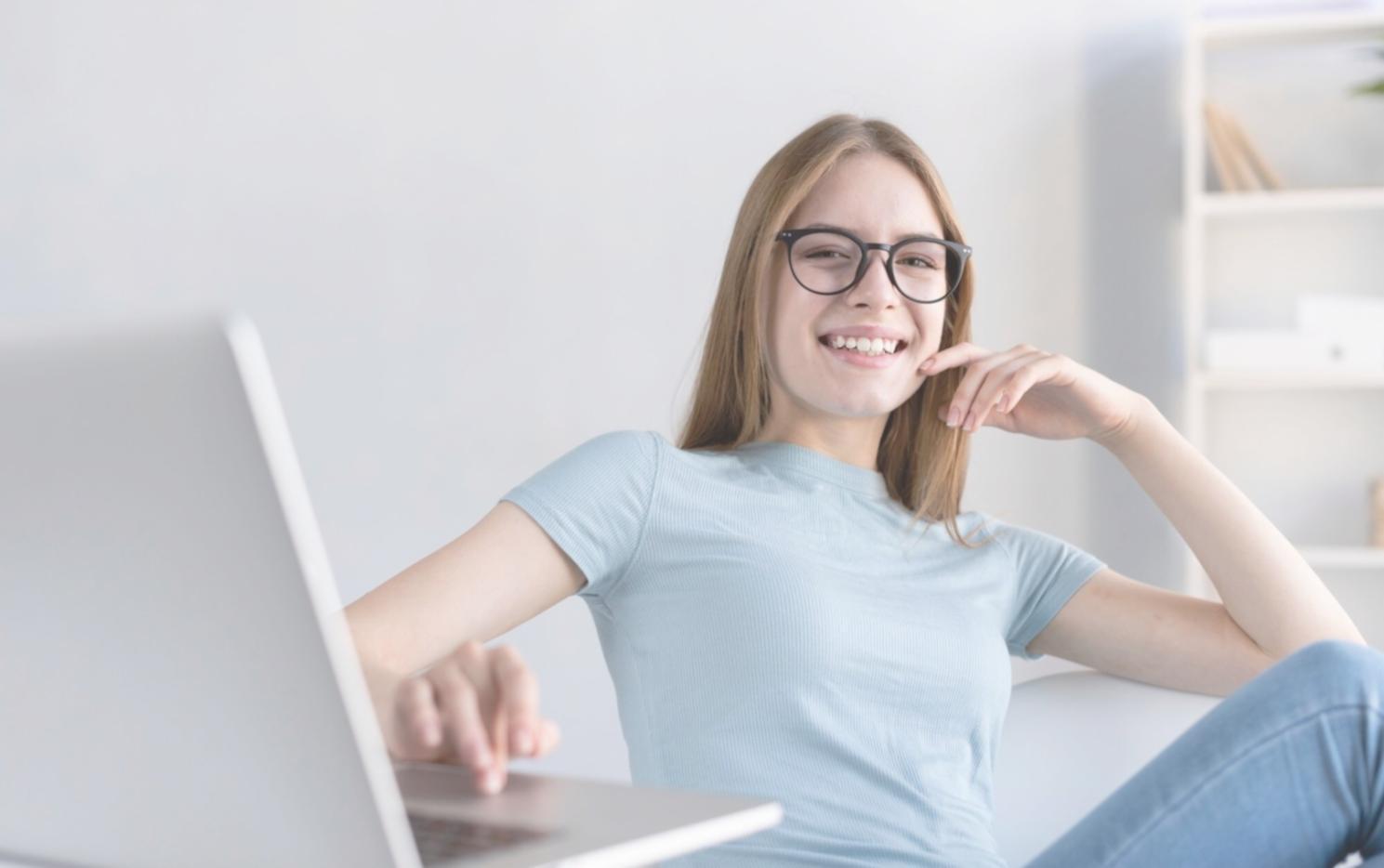 Teilnehmer arbeiten gemeinsam an Budgetplänen während eines Praxis-Workshops